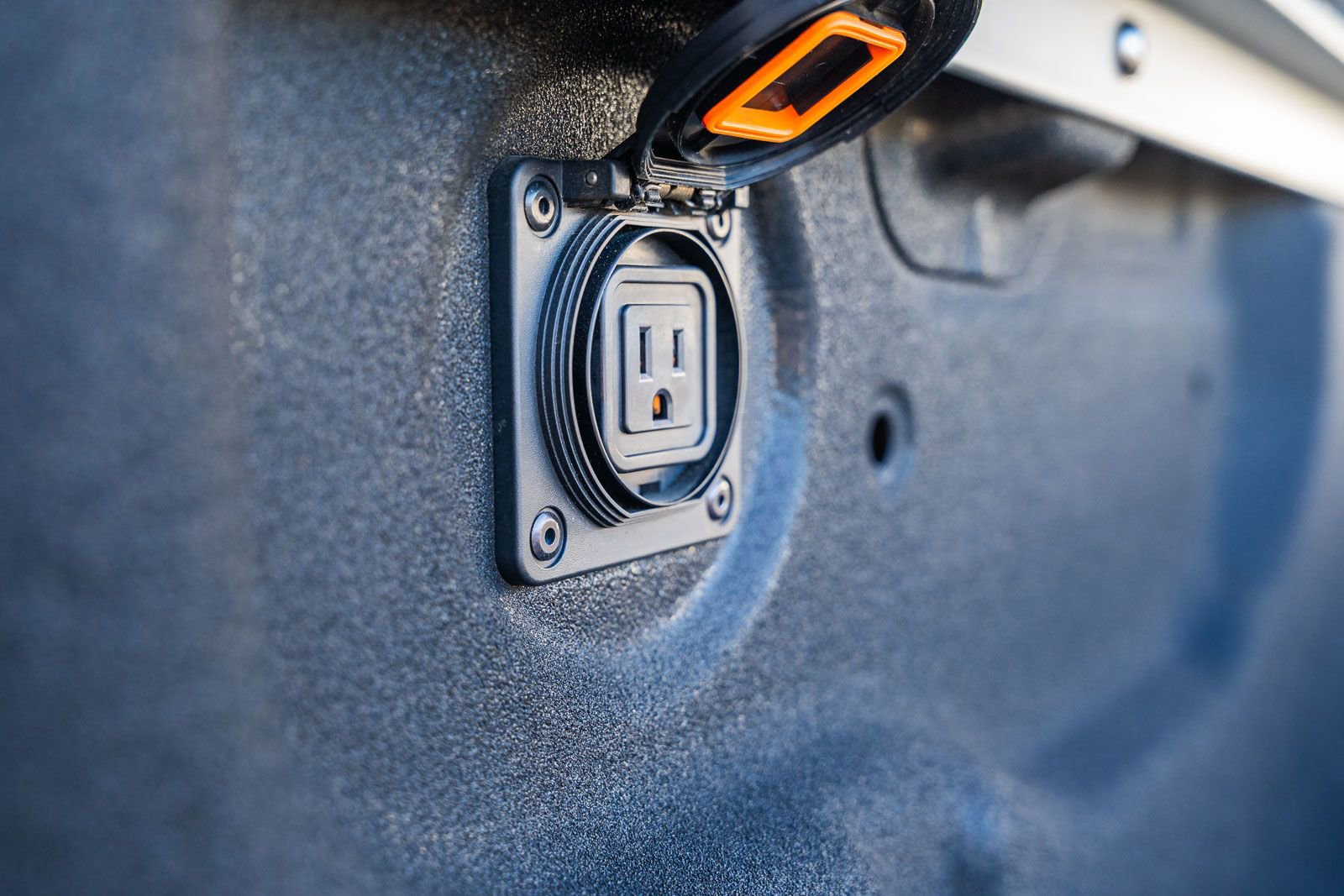 Used 2024 Nissan Titan SV w/ SV Convenience Package image 16