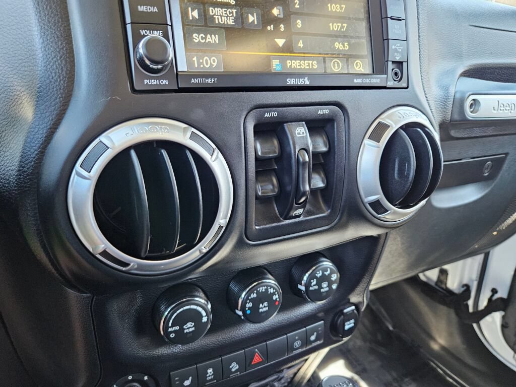 Used 2015 Jeep Wrangler Unlimited Sahara w/ Connectivity Group AWD/4WD image 23