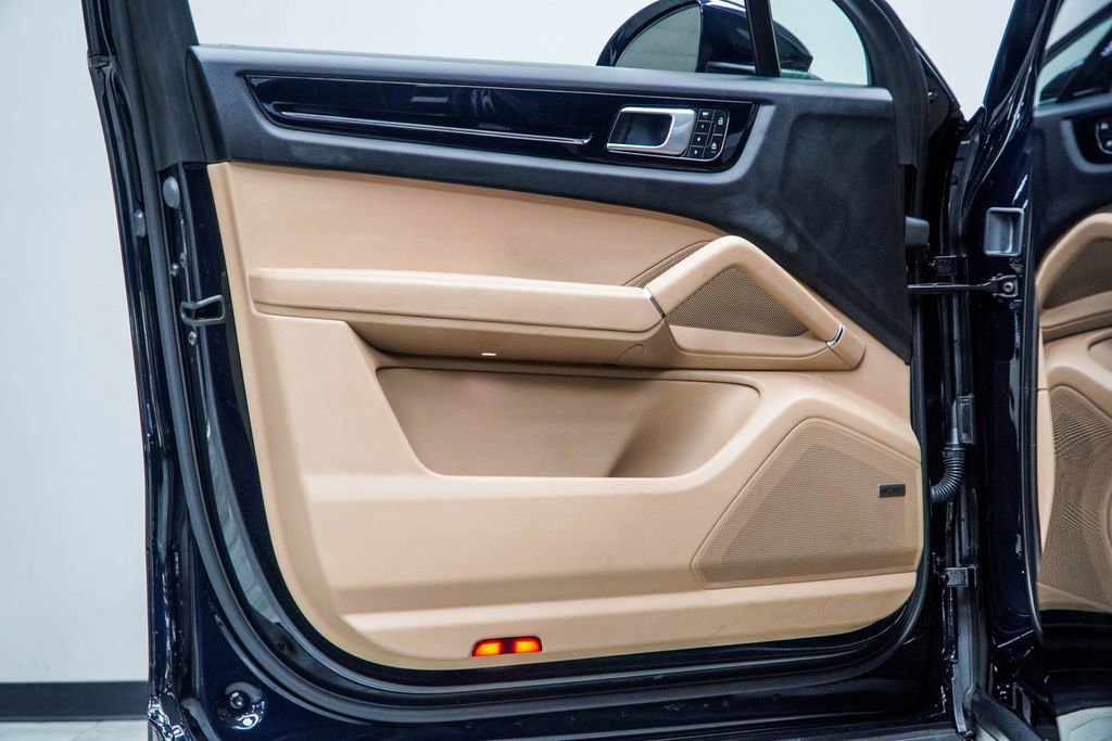 Used 2023 Porsche Cayenne Platinum Edition image 37