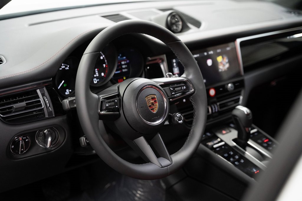 Certified 2024 Porsche Macan image 4