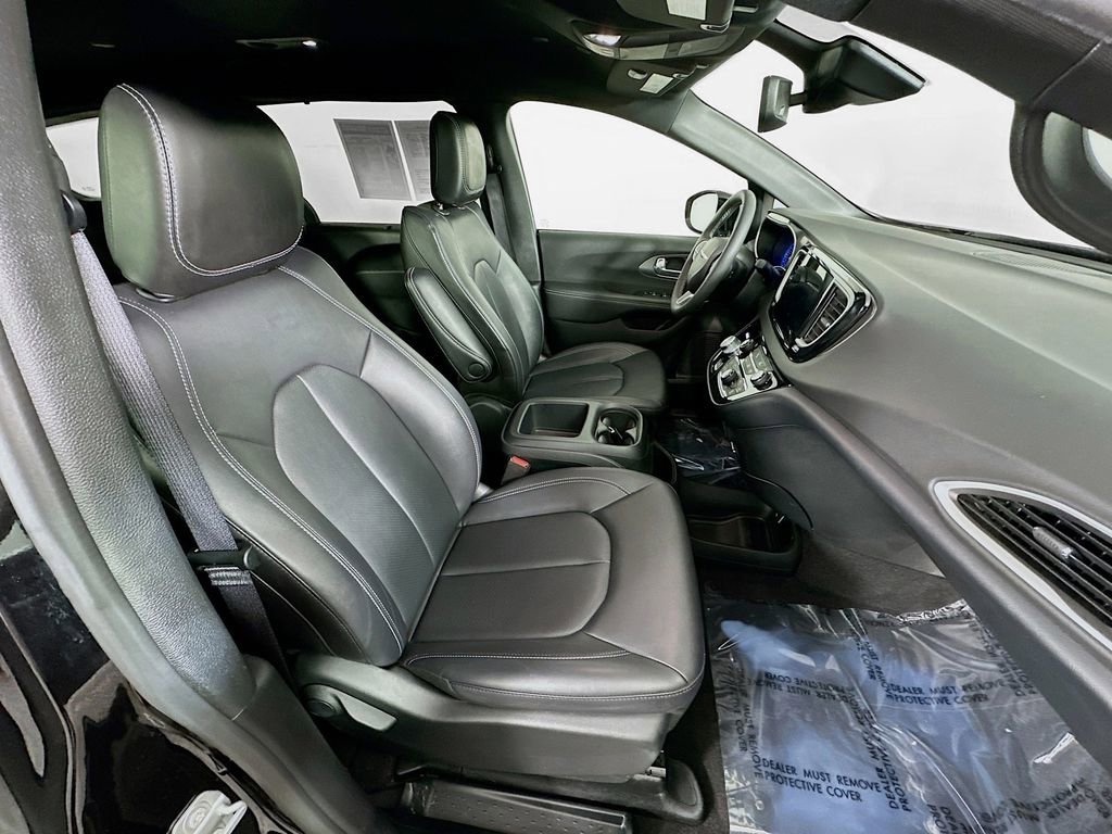Certified 2025 Chrysler Pacifica Select image 36