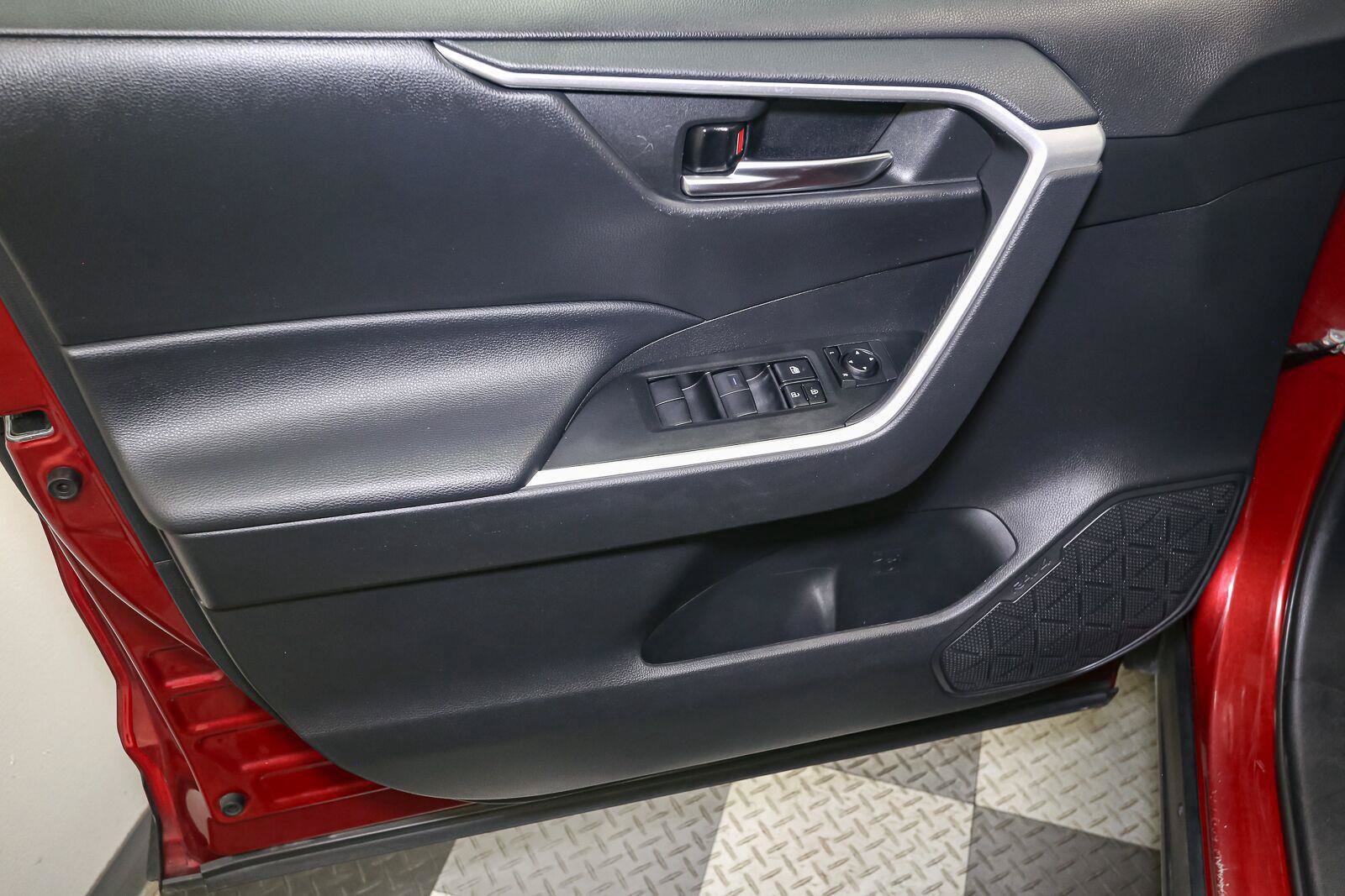 Used 2021 Toyota RAV4 XLE AWD/4WD image 37