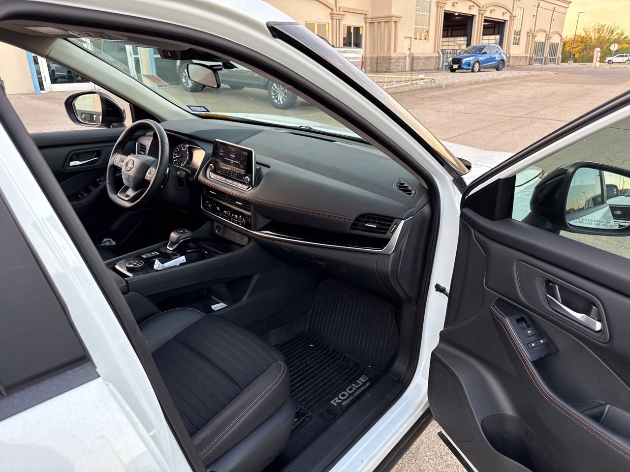 Used 2025 Nissan Rogue SV AWD/4WD image 15