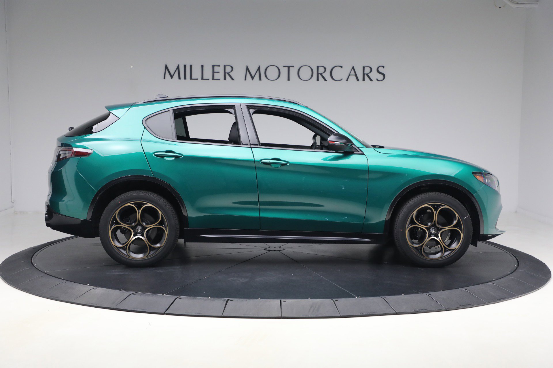 New 2025 Alfa Romeo Stelvio Sprint image 9