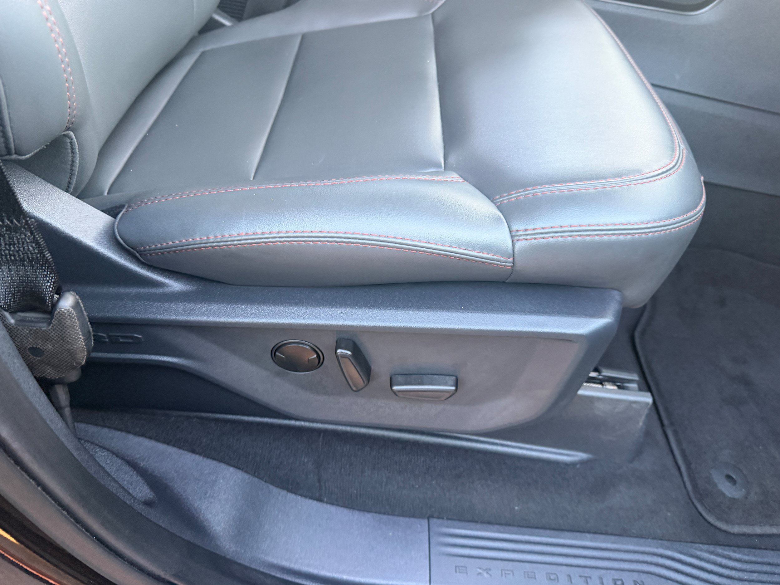 Certified 2025 Ford Expedition Active AWD/4WD image 22