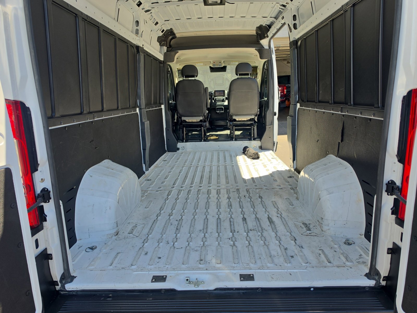 Used 2025 RAM ProMaster 2500 w/ Convenience Group FWD image 30