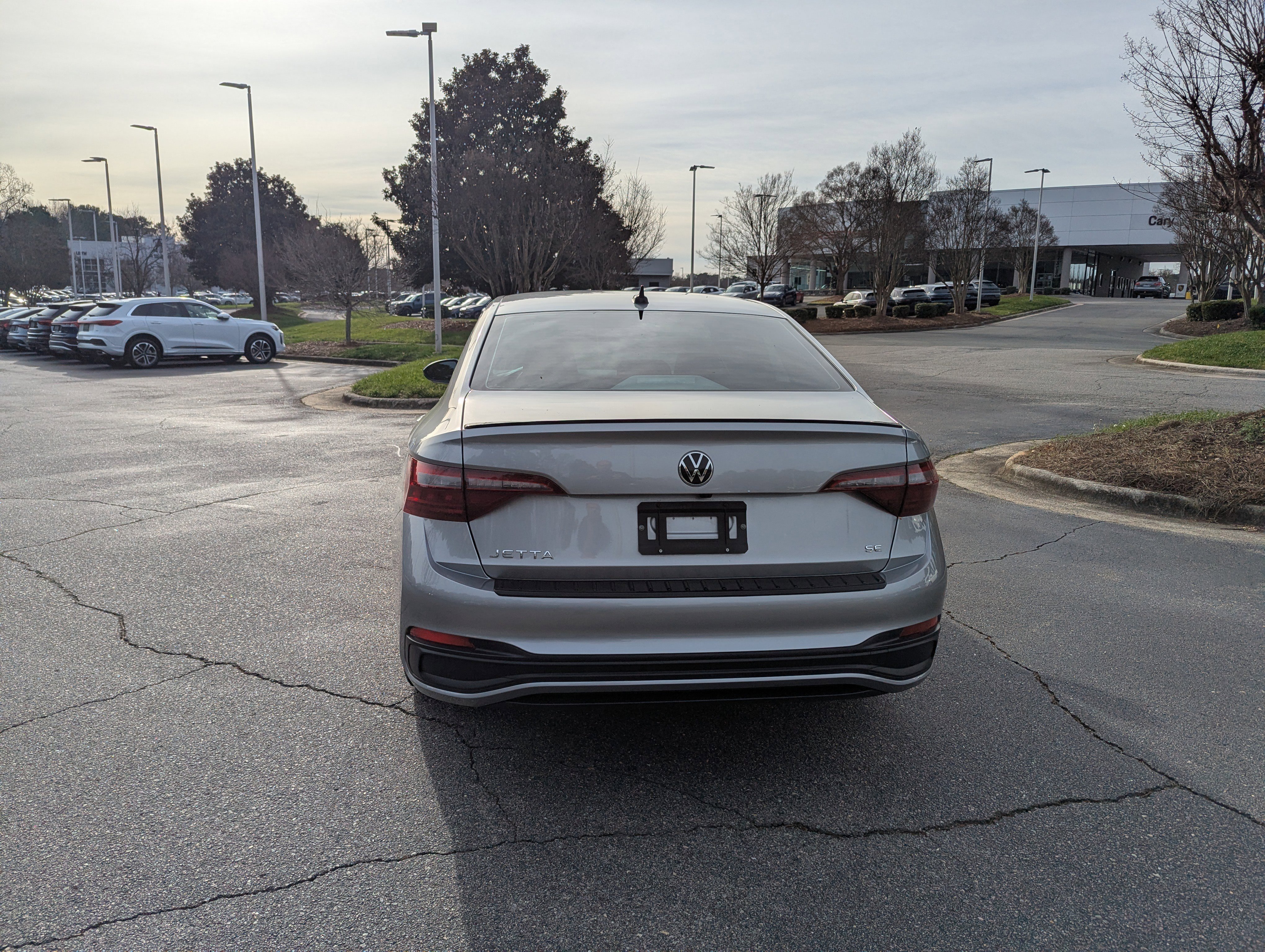 Used 2023 Volkswagen Jetta SE w/ Panoramic Sunroof Package image 6