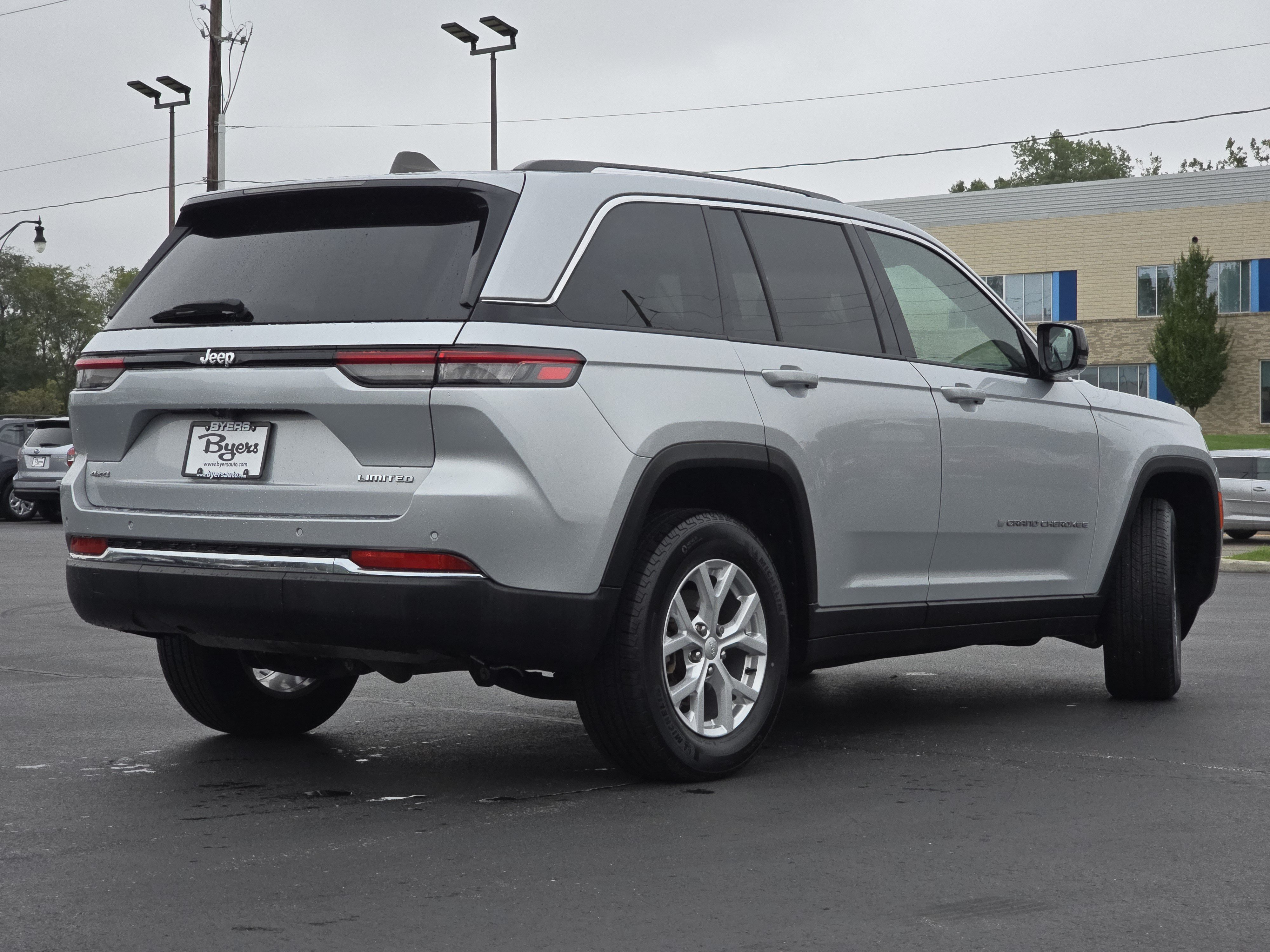 Used 2023 Jeep Grand Cherokee Limited AWD/4WD image 7
