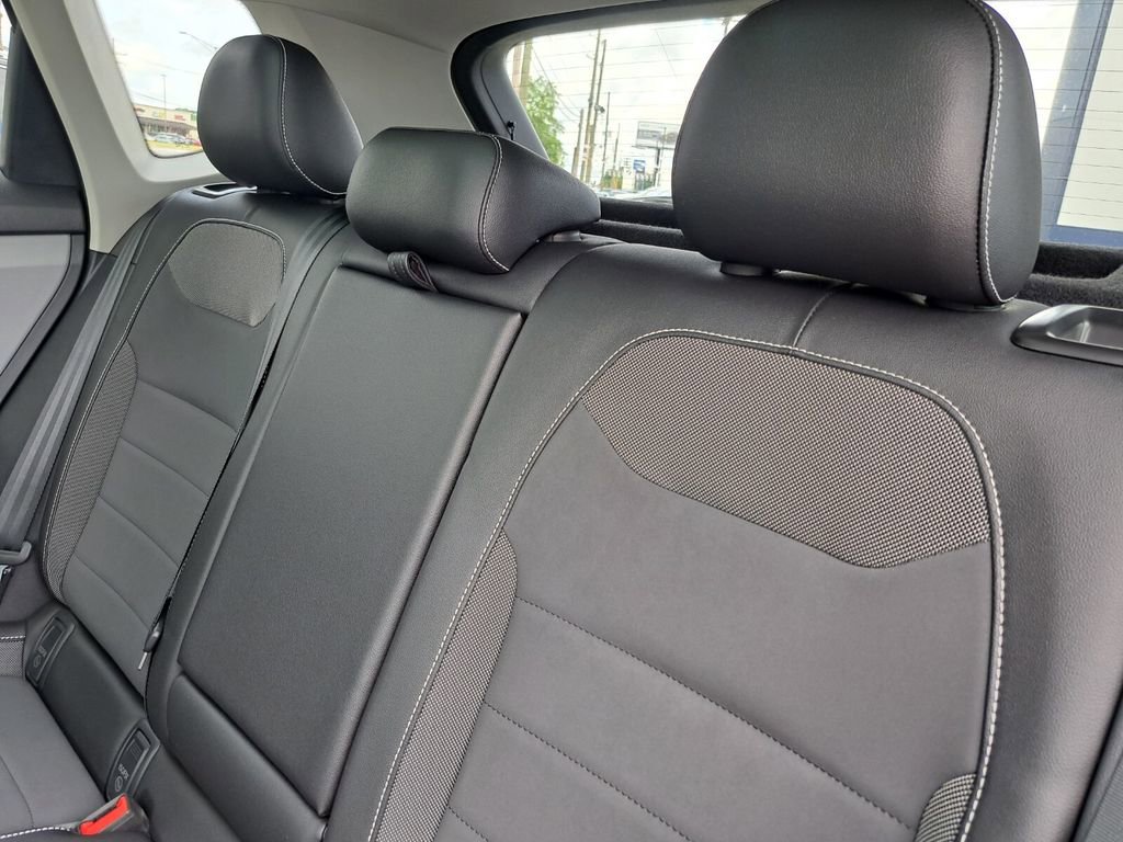 Used 2023 Volkswagen Taos SE w/ Panoramic Sunroof Package FWD image 23