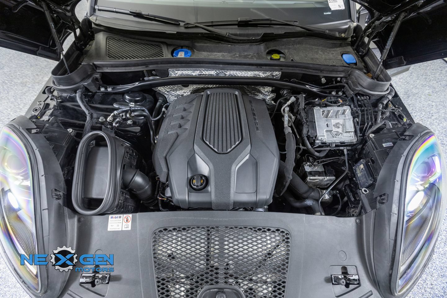 Used 2024 Porsche Macan AWD/4WD image 55