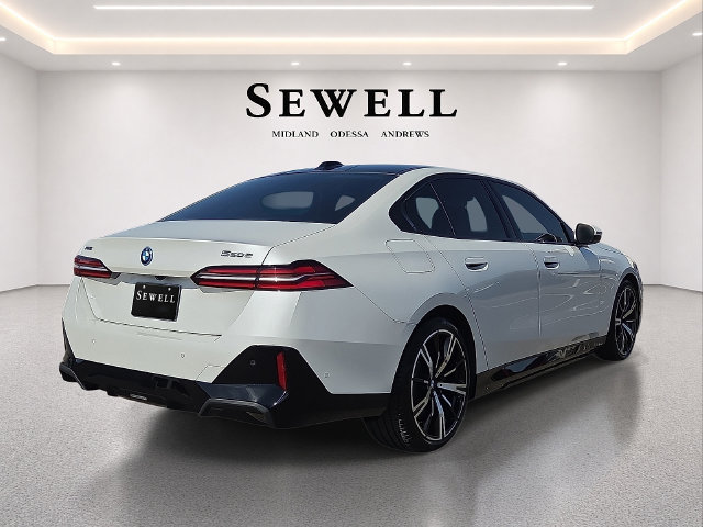 Used 2026 BMW 550e xDrive w/ Premium Package AWD/4WD image 4