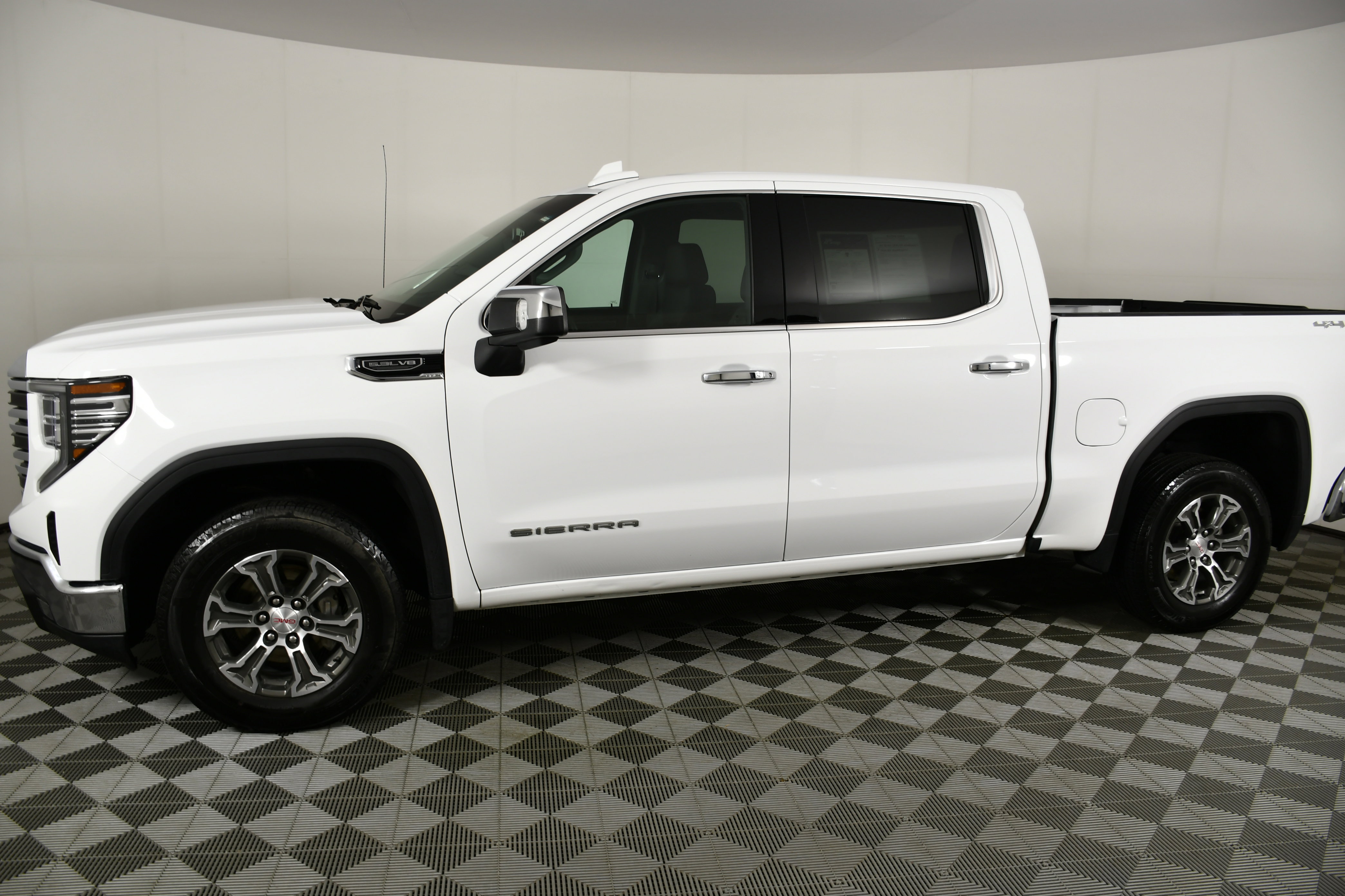 Used 2025 GMC Sierra 1500 SLT image 9