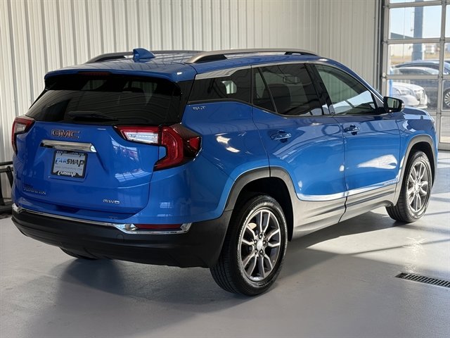 Used 2024 GMC Terrain SLT image 3