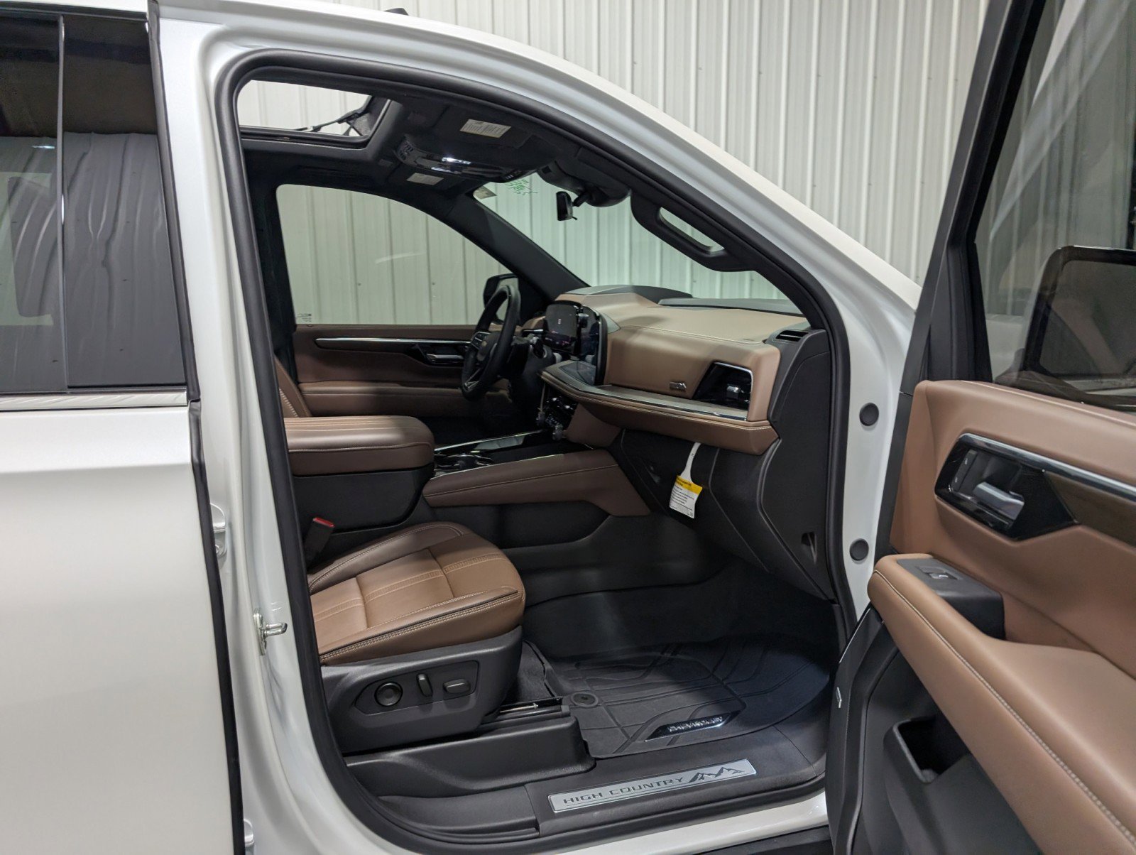 Used 2025 Chevrolet Suburban High Country image 31