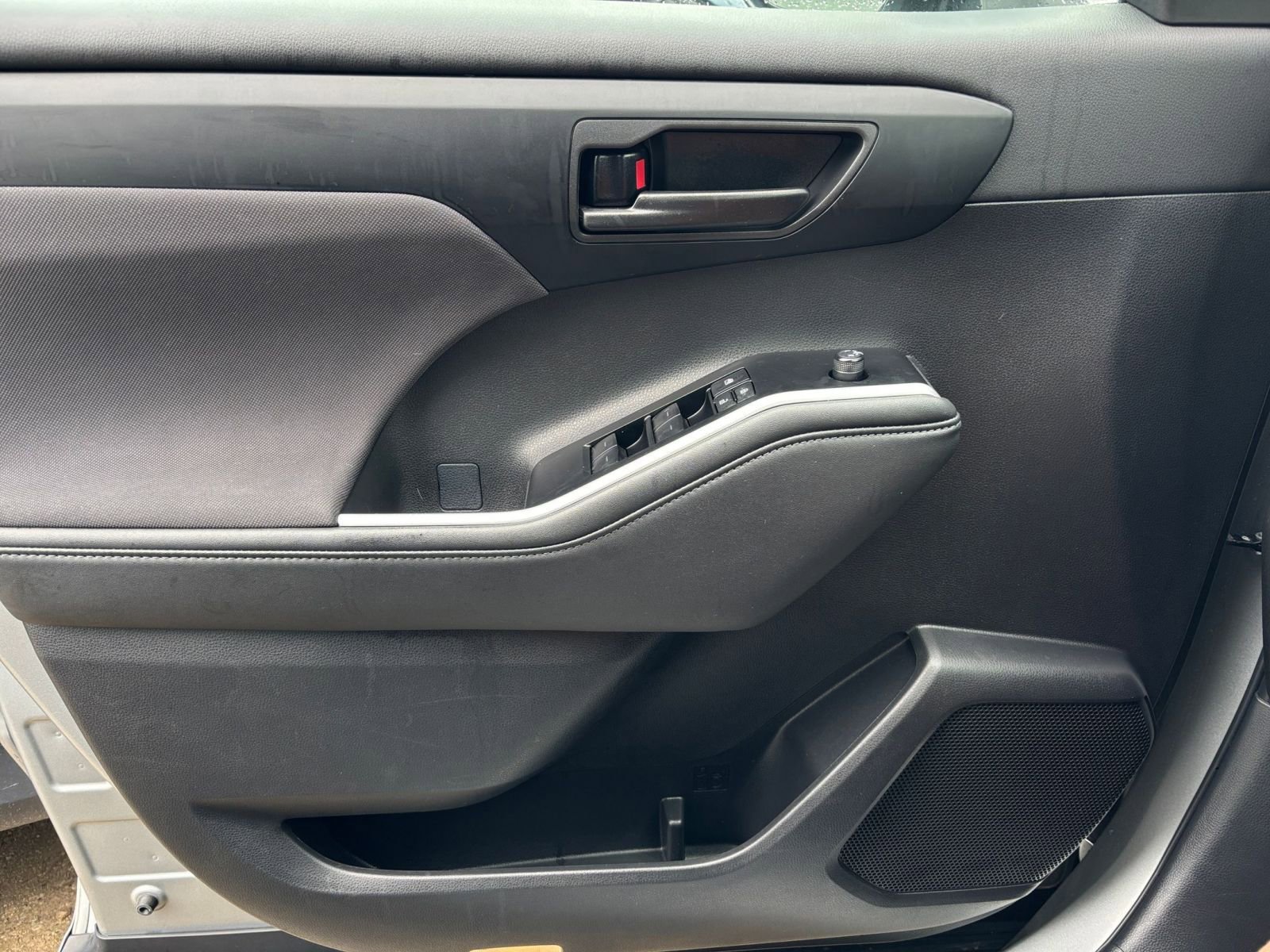 Used 2025 Toyota Highlander LE FWD image 18