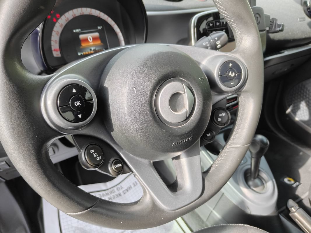 Used 2017 smart fortwo passion RWD image 16