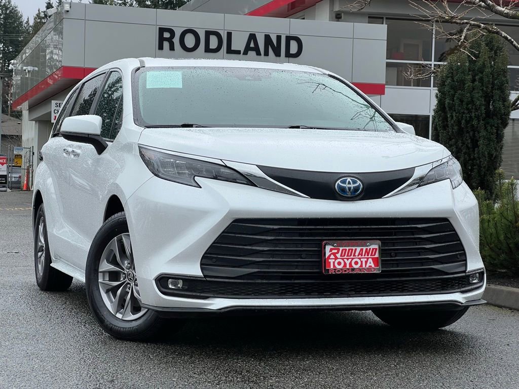 Used 2025 Toyota Sienna XLE FWD image 1