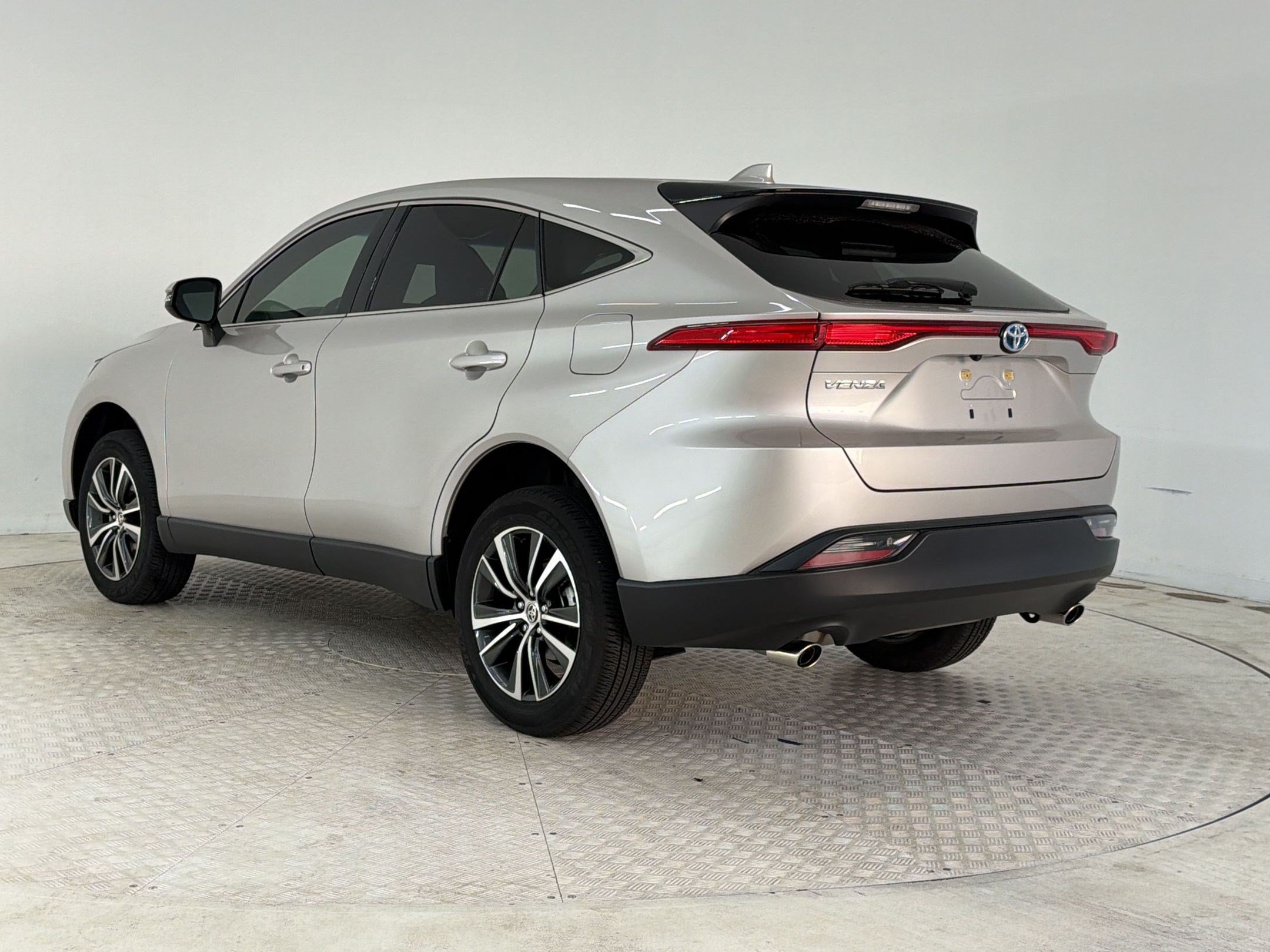 Used 2023 Toyota Venza LE AWD/4WD image 3