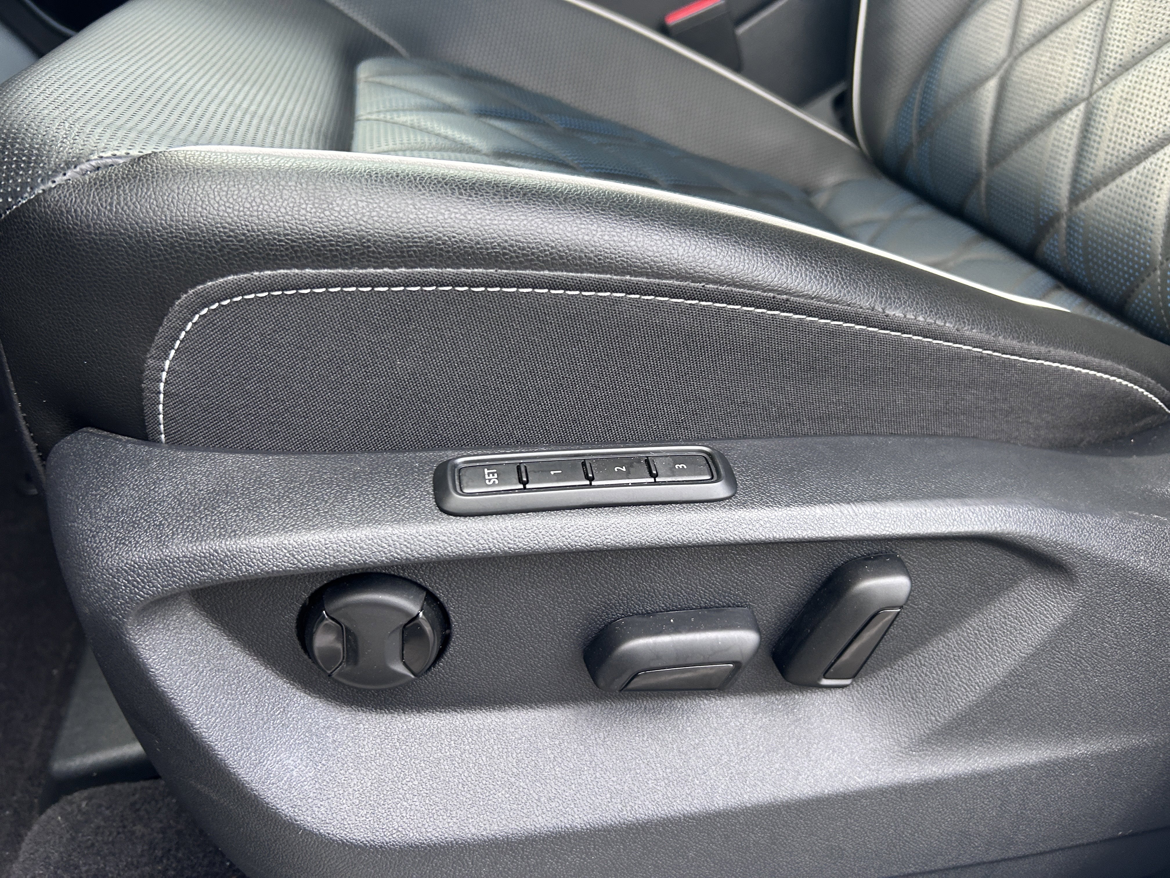 Certified 2024 Volkswagen Atlas Cross Sport SEL Premium R-Line AWD/4WD image 23