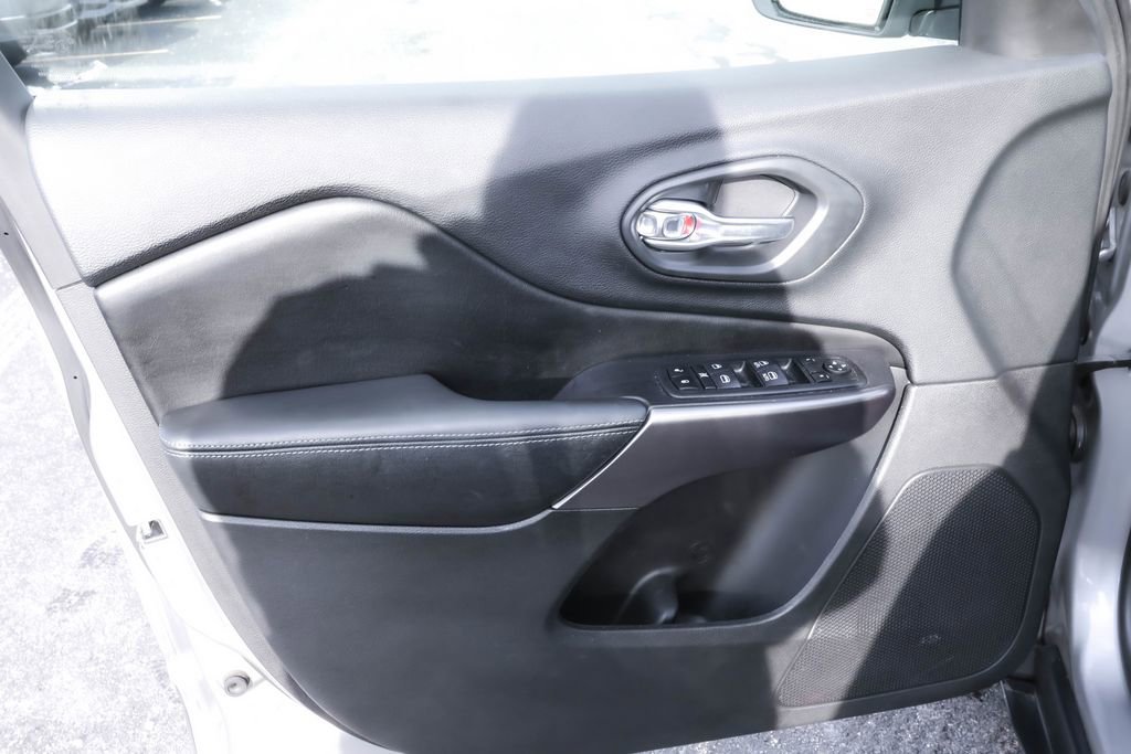 Used 2020 Jeep Cherokee Latitude Lux w/ Comfort/Convenience Group AWD/4WD image 23