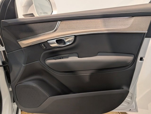 Used 2025 Volvo XC90 B6 Plus image 31