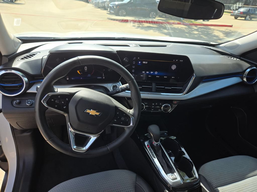 Used 2025 Chevrolet Trax LT w/ LT Convenience Package FWD image 16