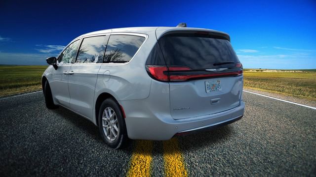 Certified 2024 Chrysler Pacifica Touring-L image 29