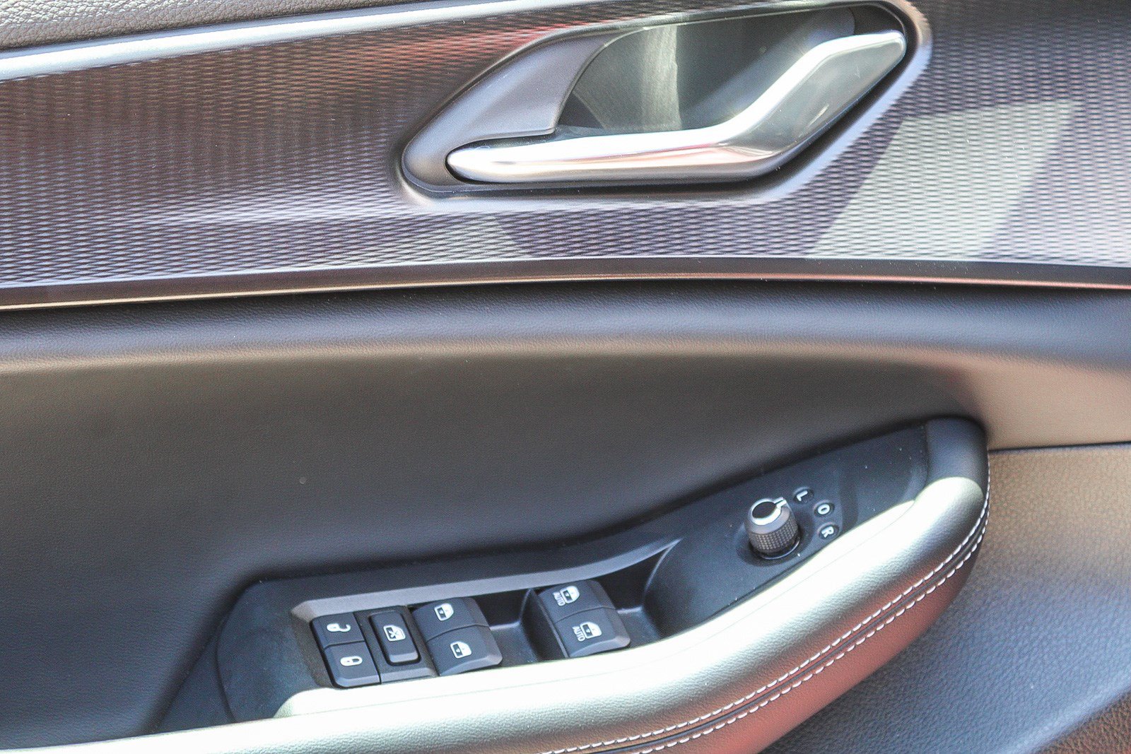 Used 2025 Jeep Grand Cherokee Altitude RWD image 23