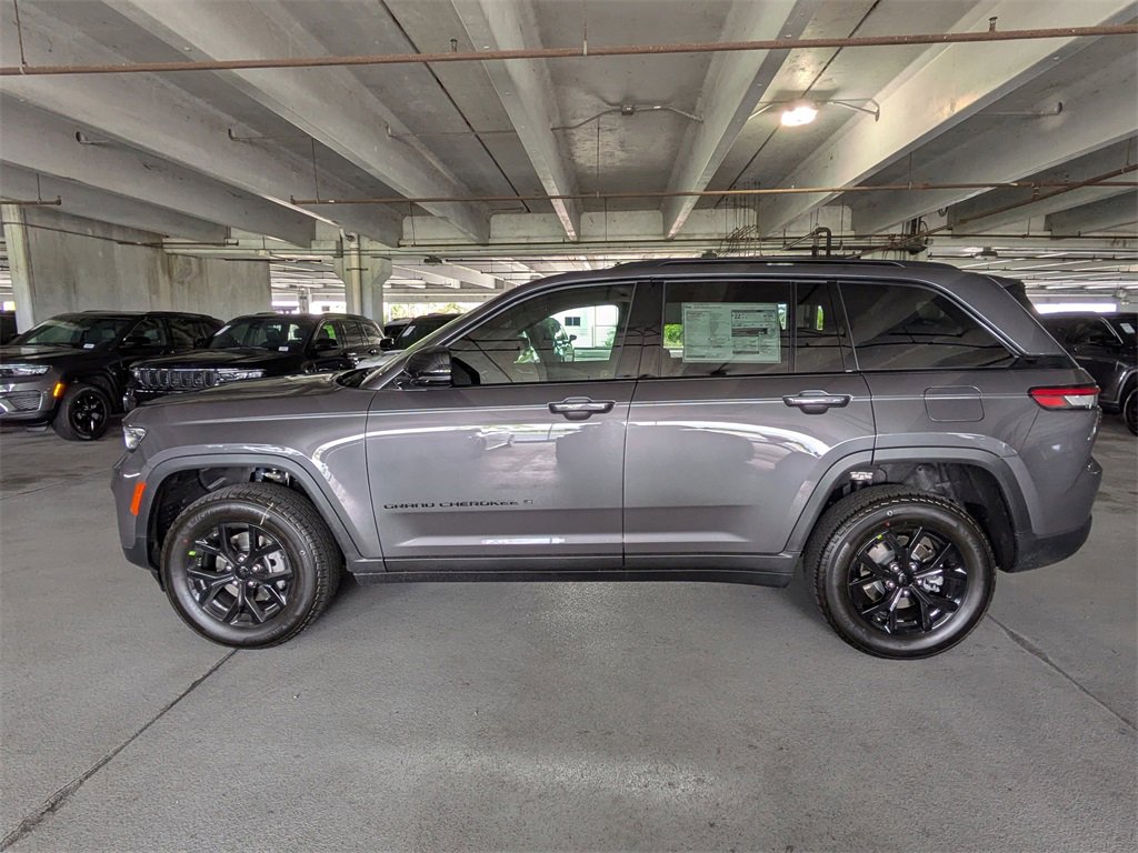 New 2025 Jeep Grand Cherokee Altitude image 8