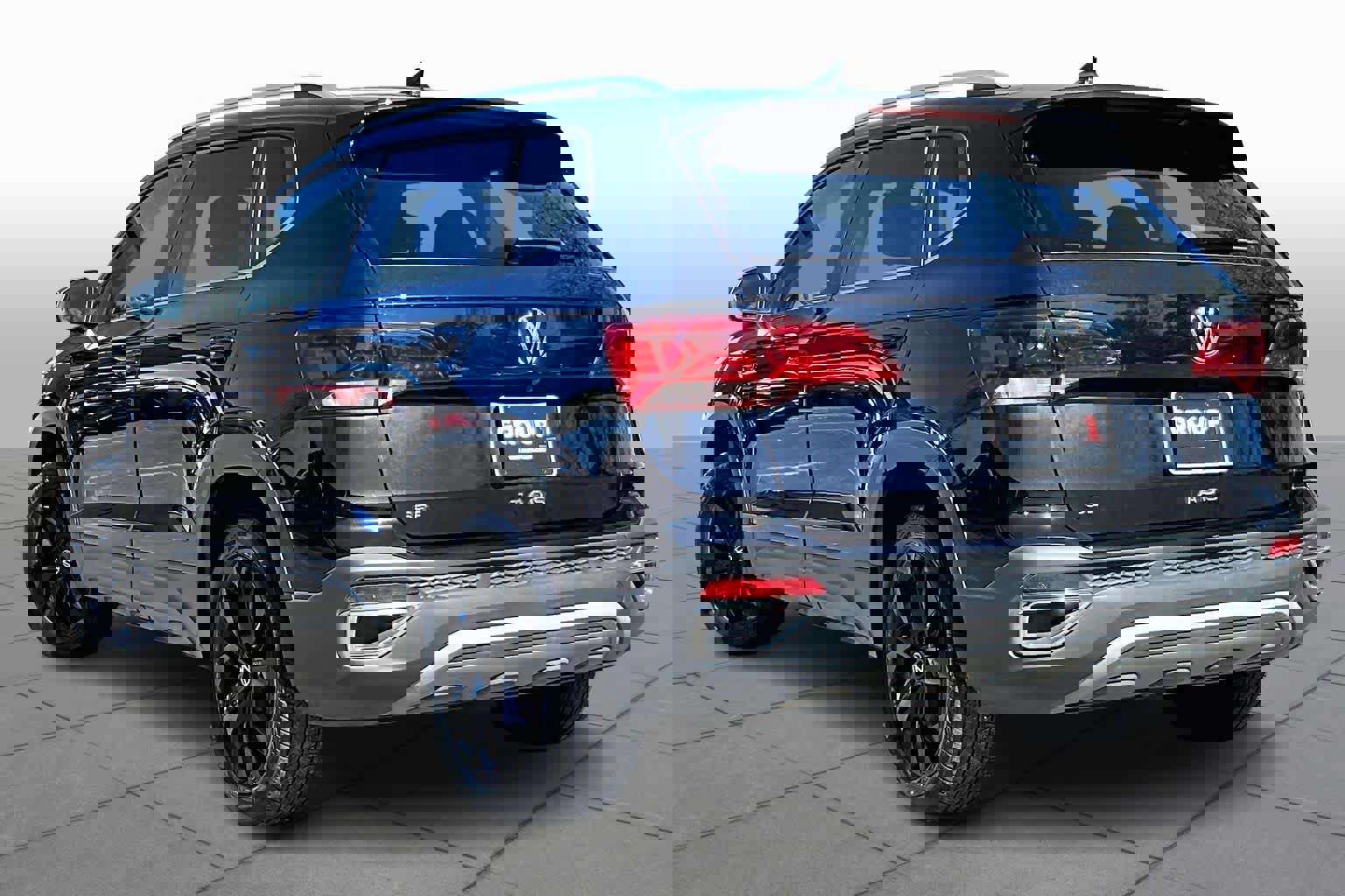 Used 2023 Volkswagen Taos SE w/ Panoramic Sunroof Package image 12