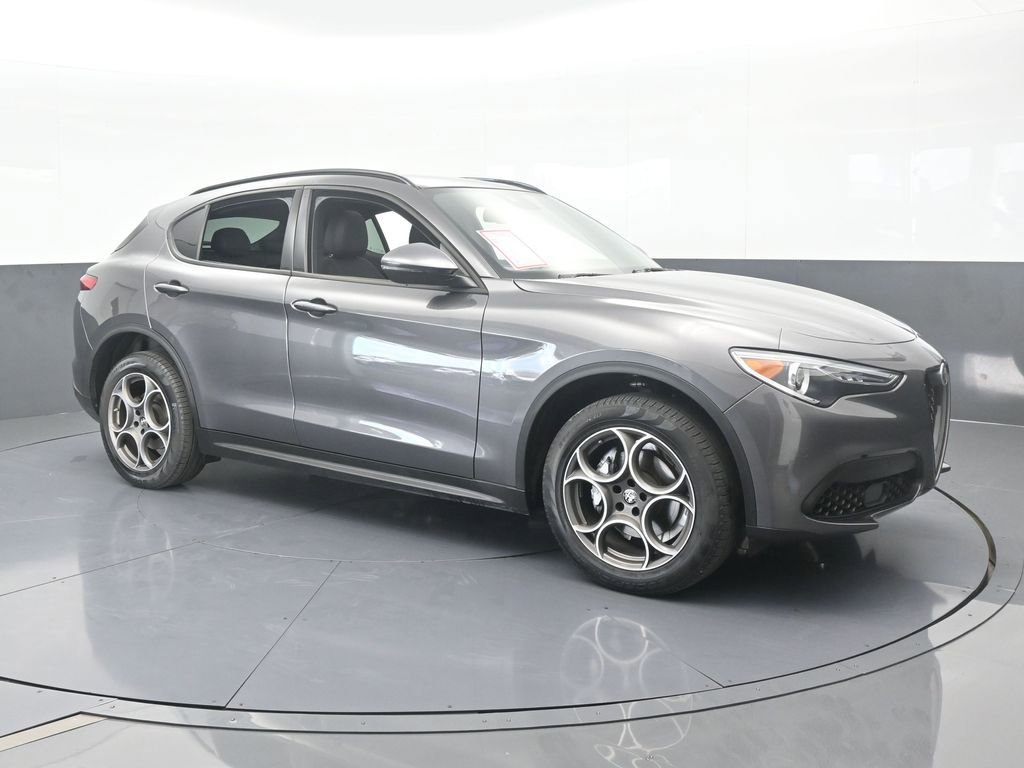 Used 2023 Alfa Romeo Stelvio Sprint image 8