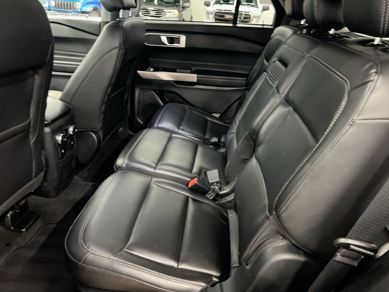 Used 2022 Ford Explorer XLT w/ Equipment Group 202A AWD/4WD image 21