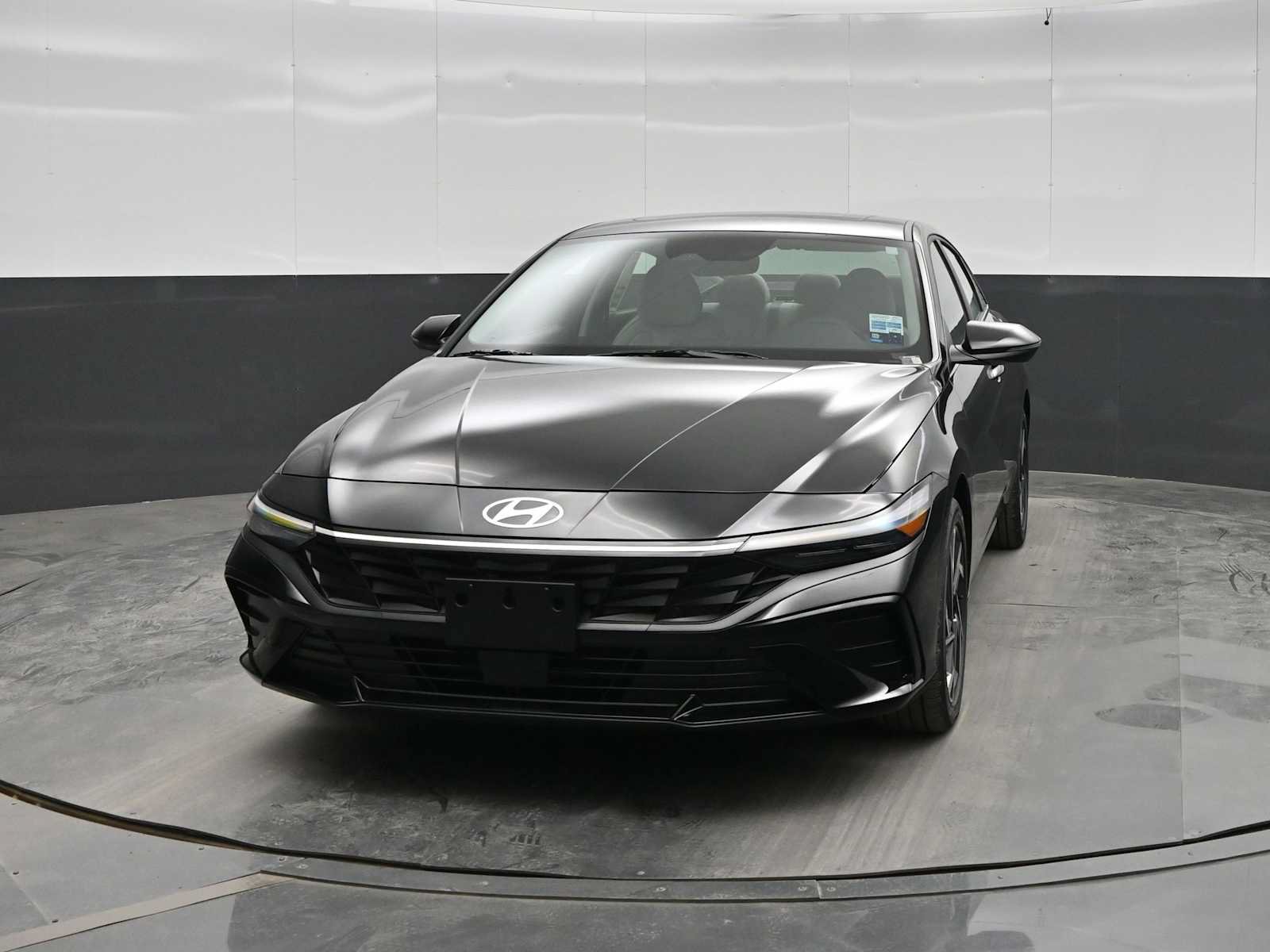 New 2026 Hyundai Elantra Limited FWD image 3