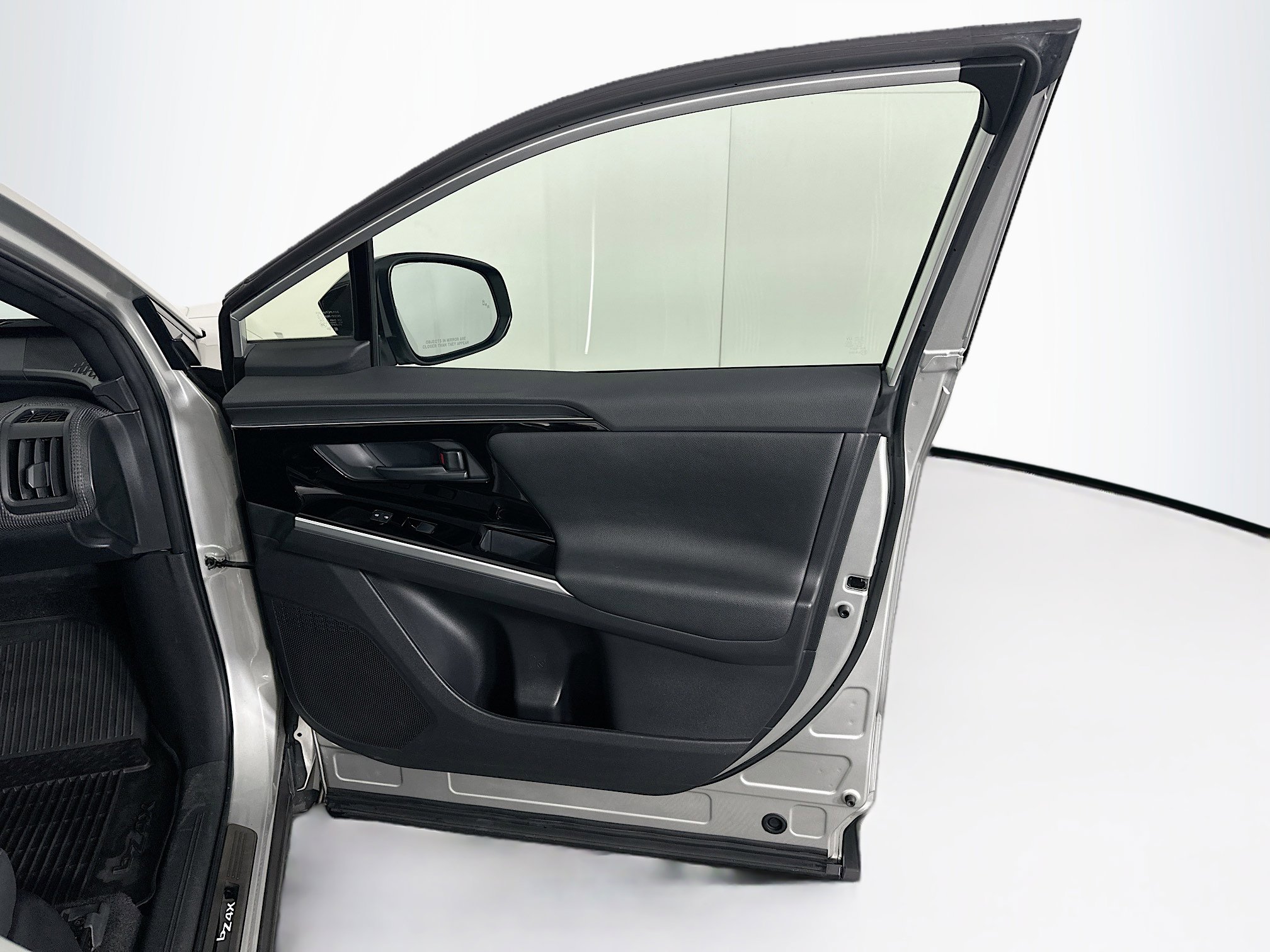 Used 2024 Toyota bZ4X XLE w/ Weather Package FWD image 34