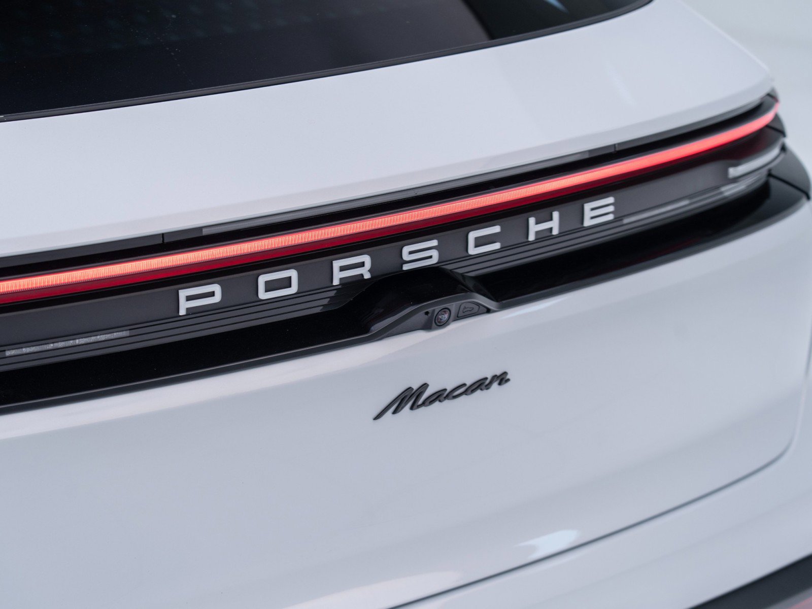 Certified 2025 Porsche Macan Electric image 14