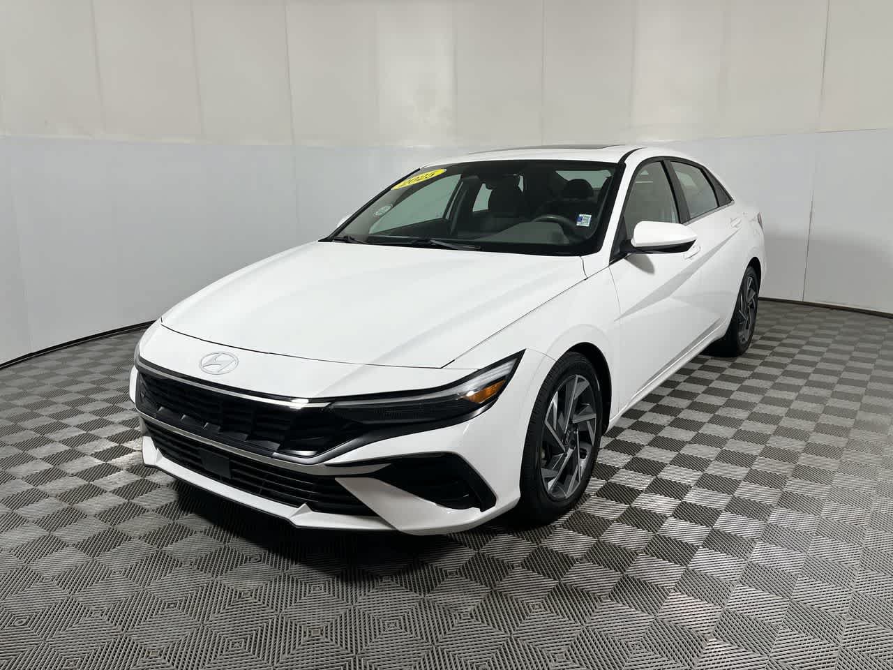 Used 2025 Hyundai Elantra SEL FWD image 4