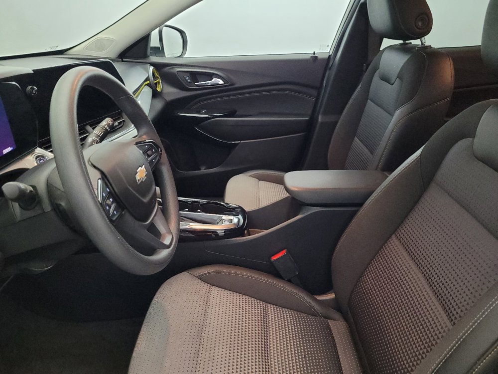 Used 2025 Chevrolet Trax LT FWD image 17
