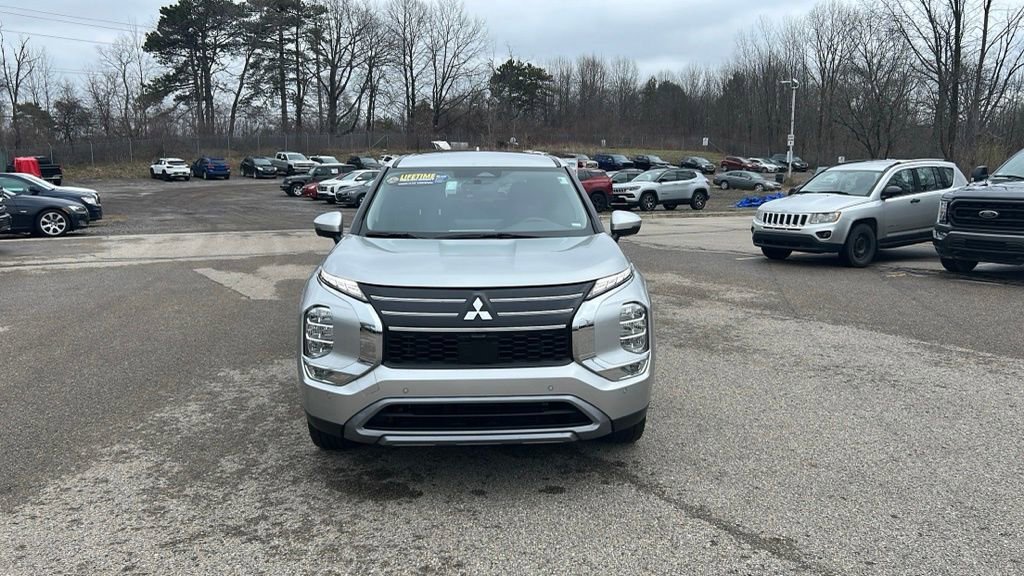 Used 2025 Mitsubishi Outlander SE image 2