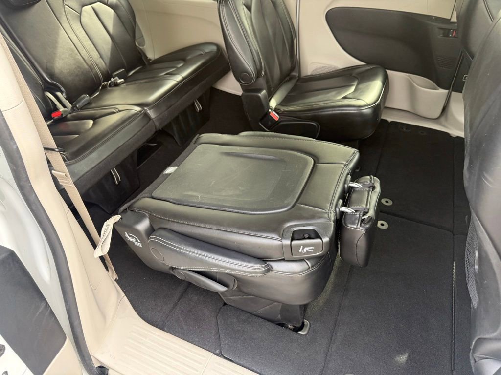 Used 2023 Chrysler Pacifica Touring-L FWD image 53