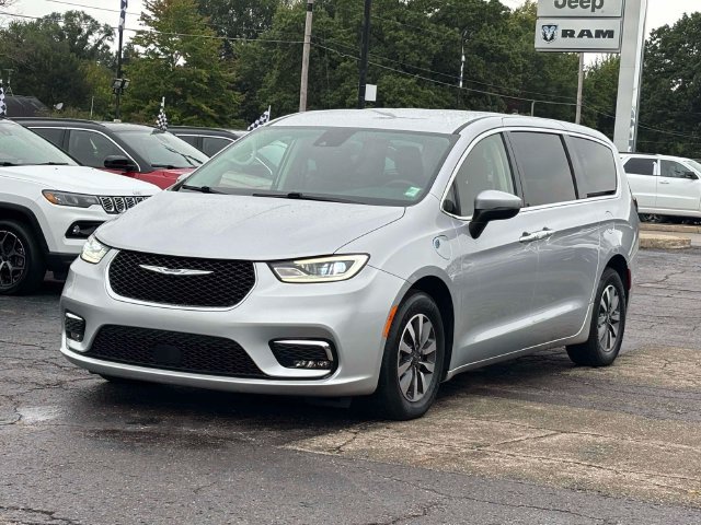 Used 2023 Chrysler Pacifica Touring-L FWD image 32