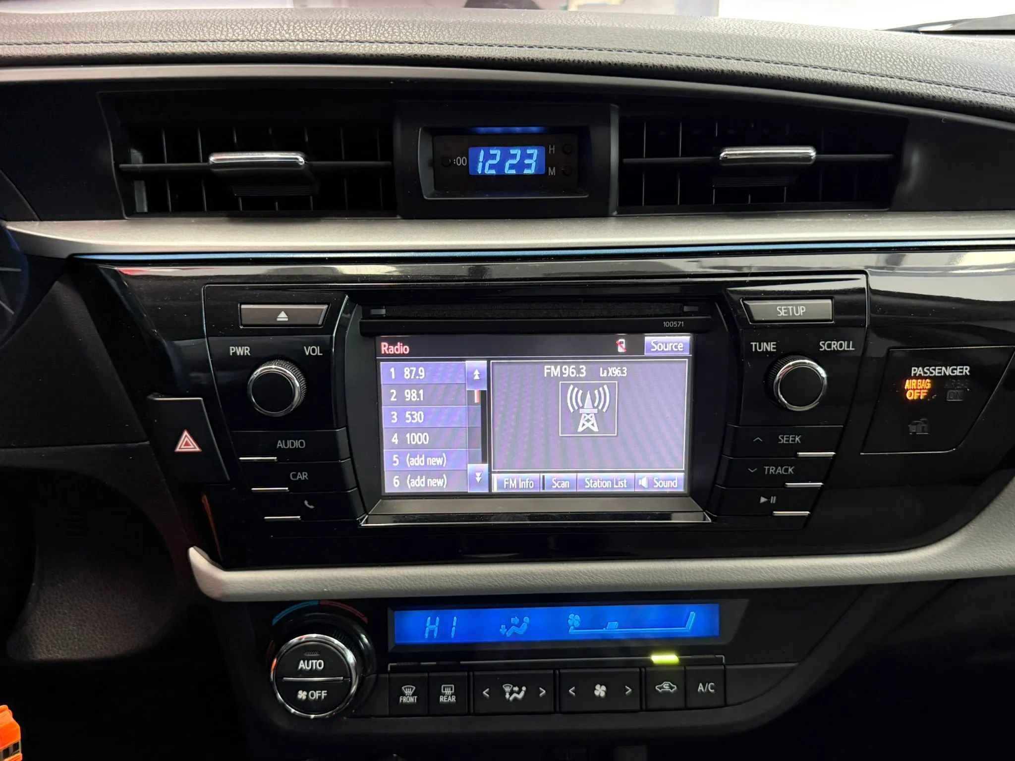 Used 2016 Toyota Corolla LE FWD image 15