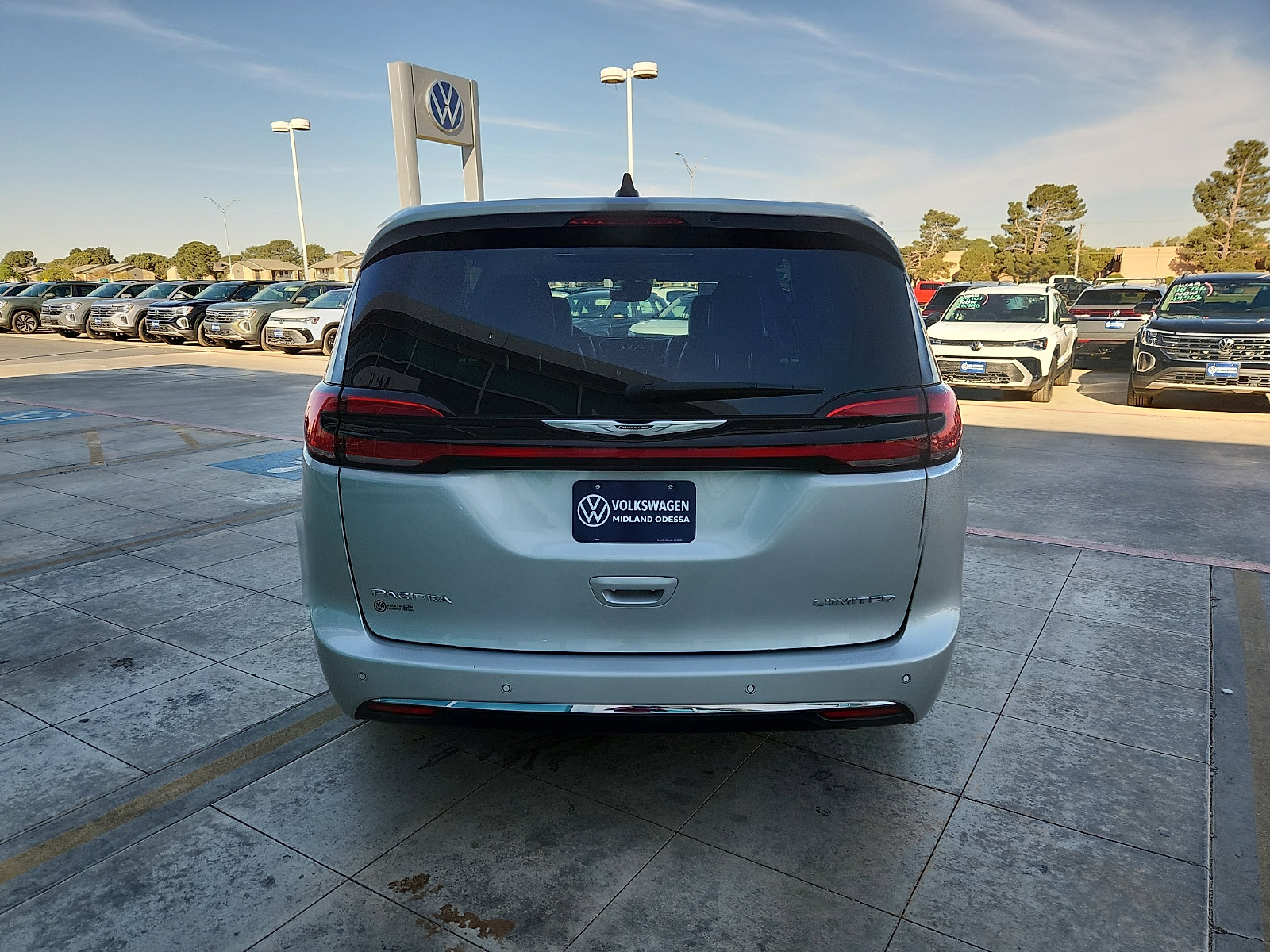 Used 2024 Chrysler Pacifica Limited image 6