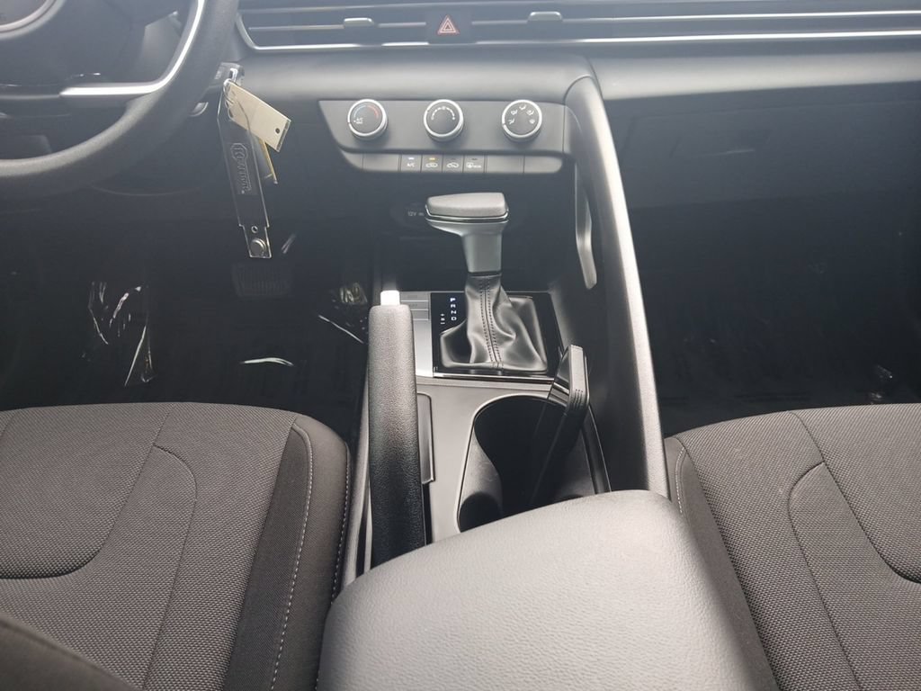Used 2025 Hyundai Elantra SE FWD image 11