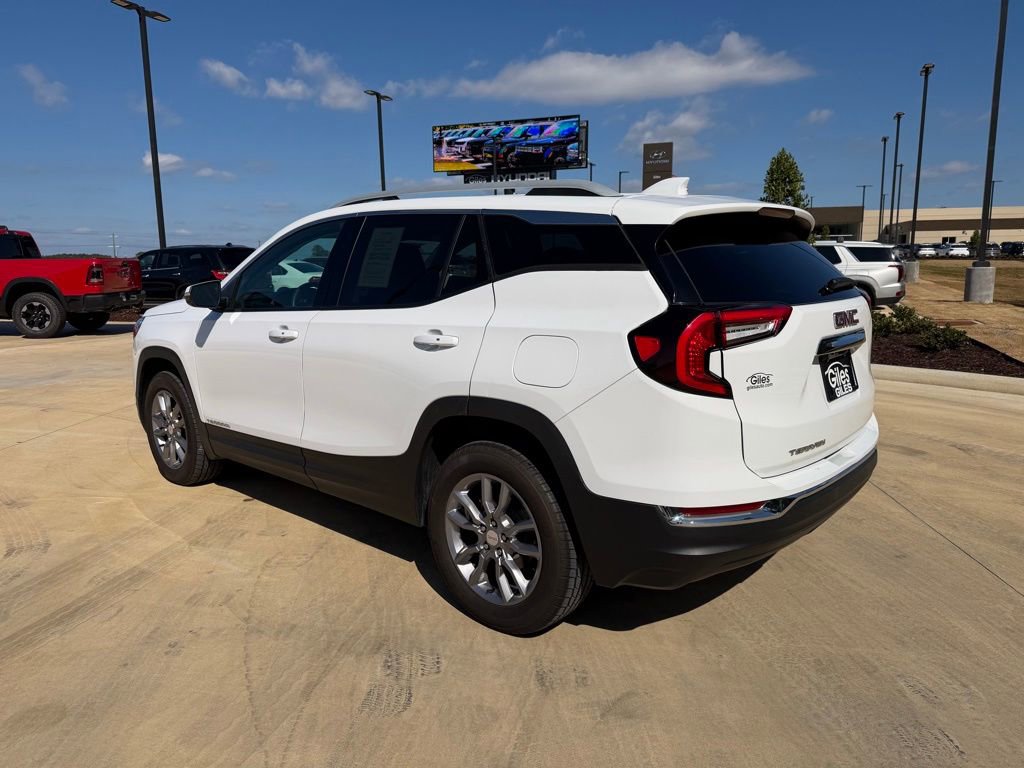 Used 2024 GMC Terrain SLT image 3