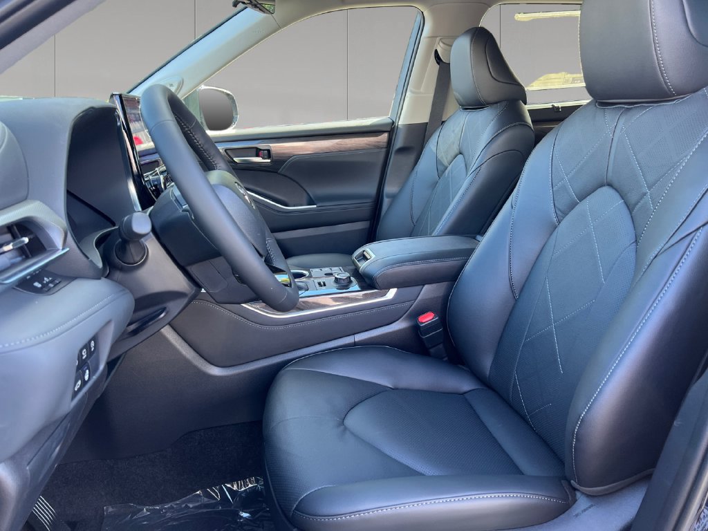 New 2026 Toyota Highlander Platinum AWD/4WD image 11