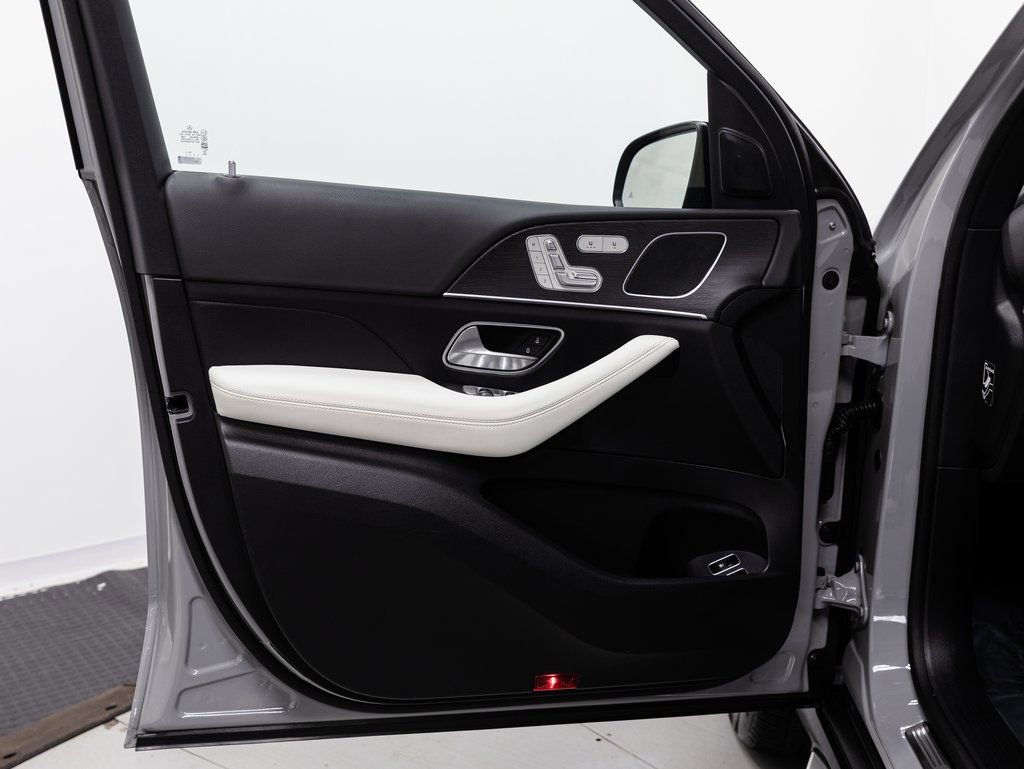 Certified 2025 Mercedes-Benz GLE 450e 4MATIC w/ AMG Line Interior image 5