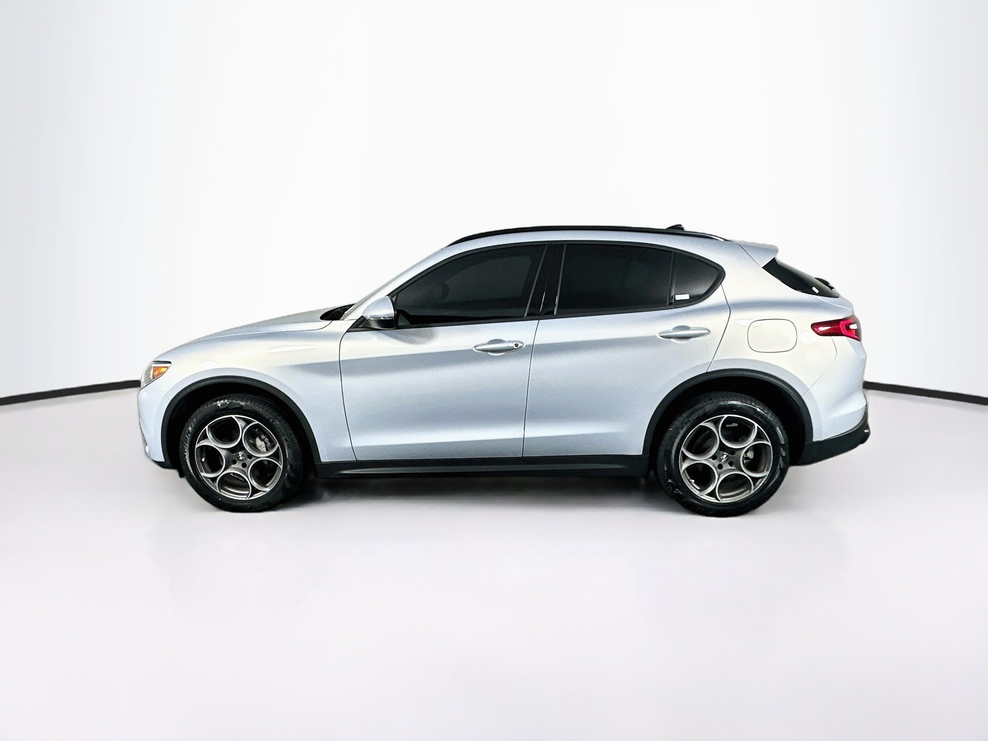 Used 2023 Alfa Romeo Stelvio Sprint RWD image 4