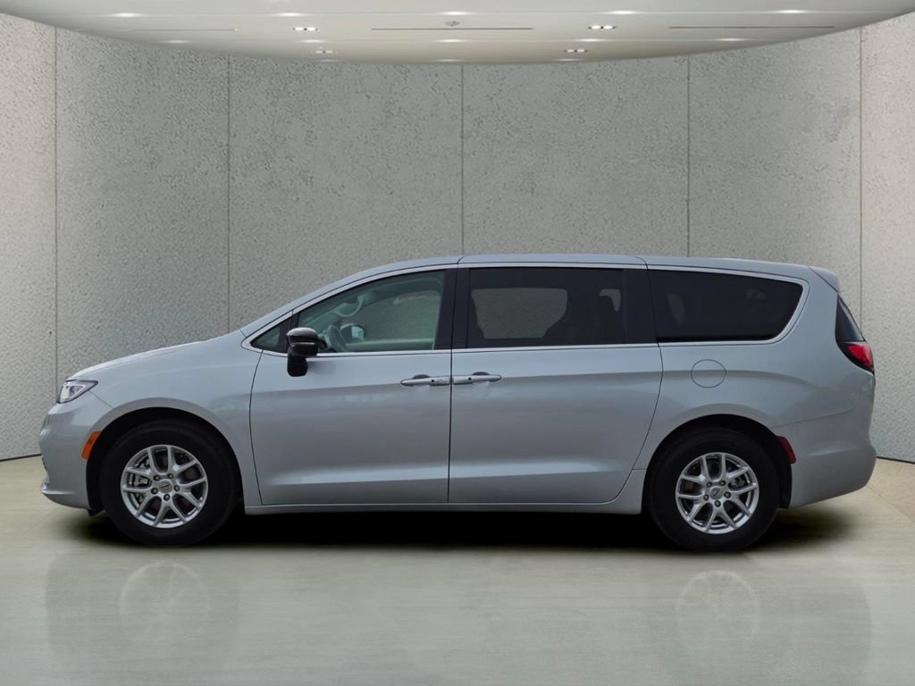 Used 2024 Chrysler Pacifica Touring-L FWD image 9