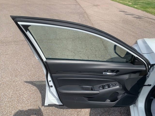 Used 2025 Nissan Altima 2.5 SV FWD image 12