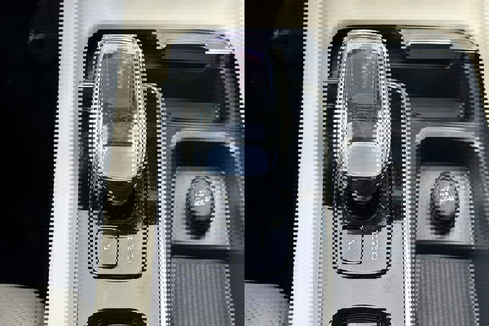 Certified 2025 Volvo XC60 T8 Ultra w/ Protection Package Premier image 25